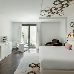 Mate Carla, Otel